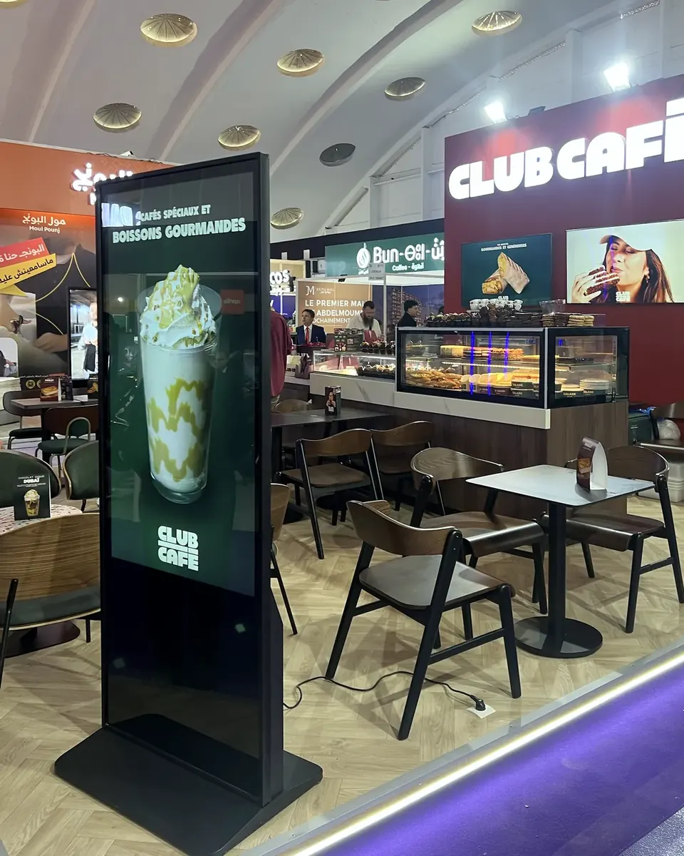 Stand Club Café vu de côté, avec le totem numérique au premier plan